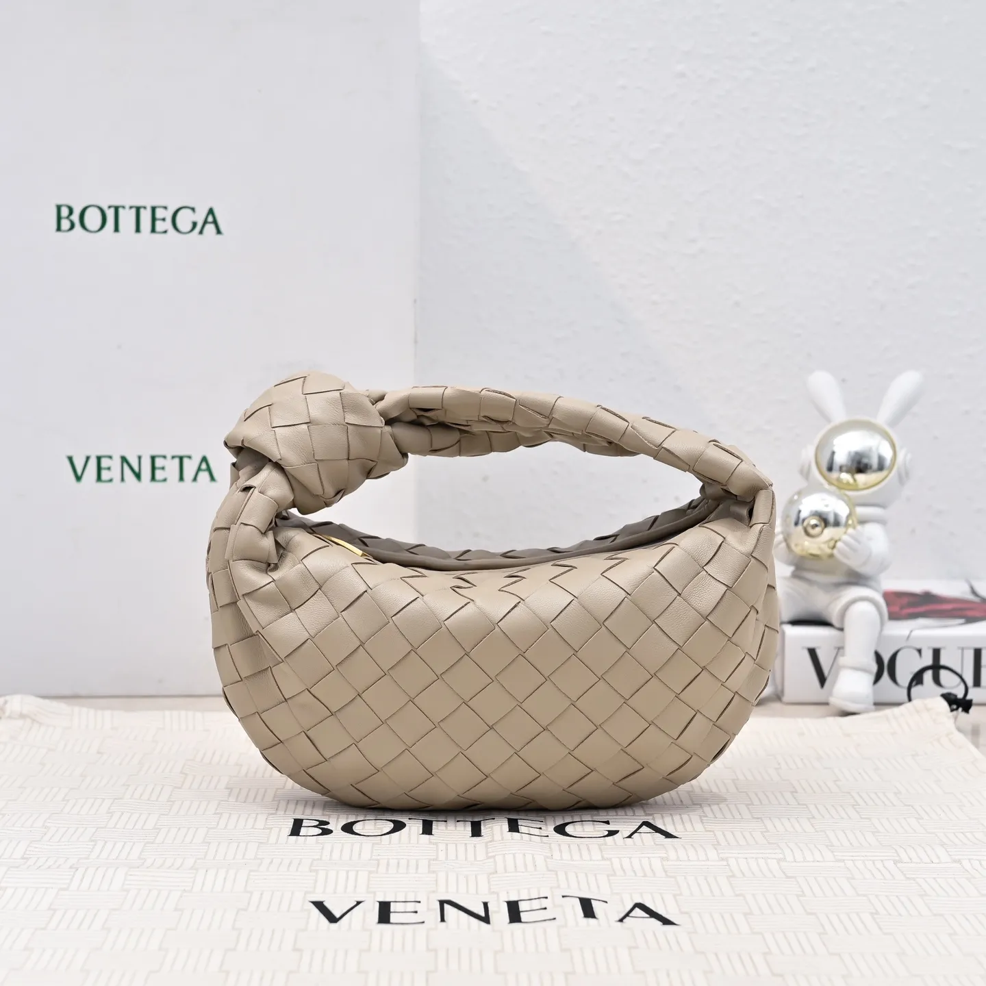 Batch 1120 BV Bottega Veneta's new early spring women's MINI JODIE handbag BV bag 🔥The new method is based on the original rounded corners, knotted with classic woven leather round hobo bag, The most iconic triangular pull-out design, using sheepskin draped soft shape, is super suitable for concave shapes~ Jodie feels really gentle to people, and is definitely the best item for daily matching. It has the same weave, new elements and twists, is compact and versatile, and is the new favorite of street style Internet celebrities! Size: 23x28x8 Model: 6699-1